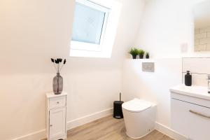 biała łazienka z toaletą i umywalką w obiekcie Dawson House- gorgeous two bedroom with free parking w Southampton