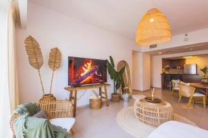 sala de estar con sofá y TV en Voyage Two Bedroom In Reem Island en Abu Dabi