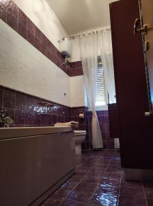 y baño con bañera, lavabo y aseo. en Vacanze romane, en Roma