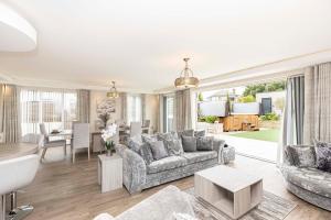 Khu vực ghế ngồi tại Luxury home with Harbour Views in Poole