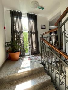 eine Treppe in einem Haus mit Topfpflanze in der Unterkunft Motel Liberta in Jajce