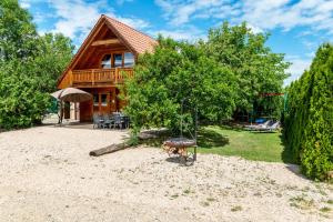 una casa de madera con un árbol y un columpio en Ferienblockhaus Glocker - Hof, en Leibertingen