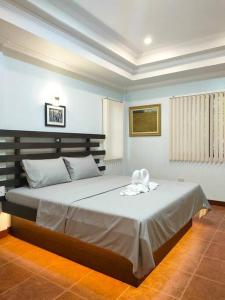 ein Schlafzimmer mit einem großen Bett in einem Zimmer in der Unterkunft DMC1 Residence Panglao in Panglao
