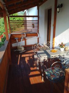 een veranda met een tafel en stoelen in een huis bij apartman.lara in Děčín