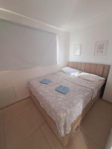 Una cama en una habitación blanca con dos toallas. en Estate Franca Wine and Olive oil en Koper