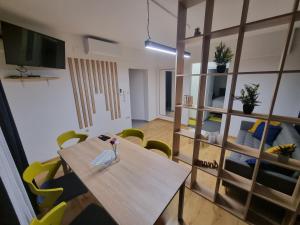 uma sala de jantar com uma mesa de madeira e cadeiras amarelas em KFN Concept One em Zagreb