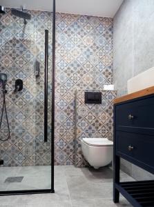 a bathroom with a shower with a toilet and a sink at APARTAMENT "Opawska Przystań" in Głuchołazy