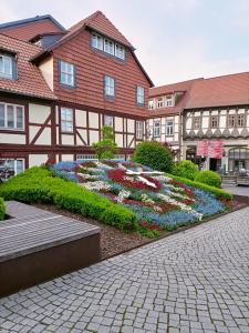 a garden with flowers in front of a building at Bergsteigerbude in Wernigerode