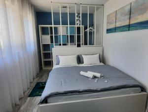 um pequeno quarto com uma cama com um cobertor azul em Ferienwohnung mit Garten em Ehrenkirchen