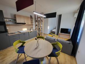 una cucina e un tavolo con sedie in camera di KFN Concept One a Zagabria