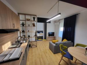 uma cozinha e sala de estar com um sofá e uma mesa em KFN Concept One em Zagreb