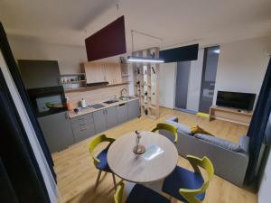 una cucina e un soggiorno con tavolo e sedie di KFN Concept One a Zagabria