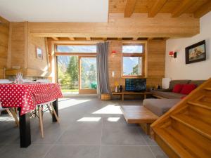 a living room with a table and a couch at Chalet skis aux pieds avec 3 chambres et terrasse à Chamonix - FR-1-343-225 in Chamonix-Mont-Blanc
