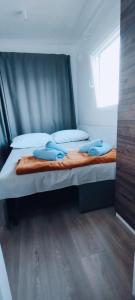 1 cama con 2 almohadas en una habitación en Mobile home Greta, en Klenovica