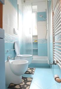 y baño azul con aseo y ducha. en Appartamento Il Nespolo Pala Alpitour, en Turín