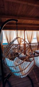 棱諾維卡的住宿－Mobile home Greta，门廊上的吊床,背靠大海