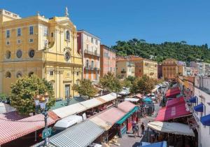 een straat met veel winkels en gebouwen bij Appartement avec terrasse proche Nice et Monaco in Contes