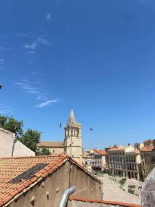 - Vistas a la ciudad y a la torre del reloj en Le petit loft des halles en Béziers