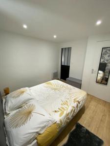 1 dormitorio con 1 cama en una habitación en Le petit loft des halles, en Béziers