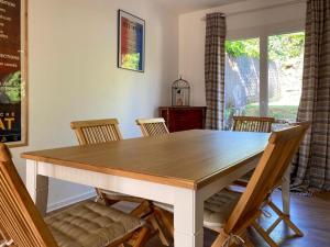 - une salle à manger avec une table et des chaises en bois dans l'établissement Ejoki, à Sarlat-la-Canéda