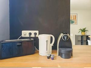 a kitchen counter with a microwave and a toaster at *Le Carpe Diem, Appartement 2 chambres, piscine, 2 Parking, Clim* in Montpellier