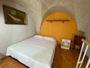 Un dormitorio con una cama blanca en una habitación con un arco en Casa Vacanze lecce Luppiu, en Lecce