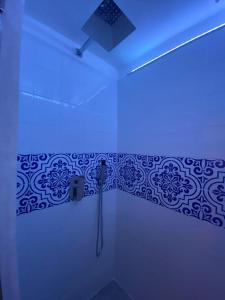 baño con ducha con luz azul en Casa Vacanze lecce Luppiu, en Lecce