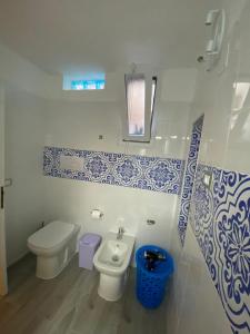y baño con aseo y lavamanos. en Casa Vacanze lecce Luppiu, en Lecce