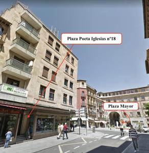 una representación de una calle de la ciudad con edificios en V Apartamento junto a PlazaMayor, en Salamanca