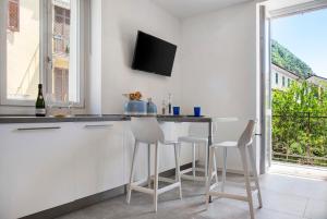 eine Küche mit einem Tisch und Stühlen sowie einem Fenster in der Unterkunft Labiena 12 Lago maggiore in Laveno-Mombello