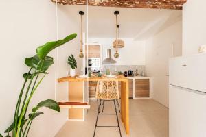 een keuken met een tafel en een stoel in een kamer bij Le bohème du Panier in Marseille