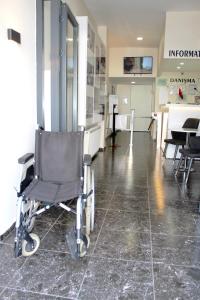 una silla de ruedas sentada en medio de una sala de espera en White Crown Apartman ve Yaşam Merkezi, en Estambul