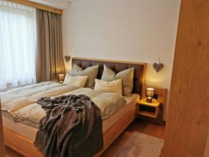 A bed or beds in a room at Das Wipferl - Dein Nest in den Bergen
