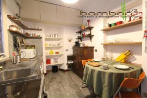 ミラノにあるBamboo Milano Breraのキッチン(テーブル、シンク付)