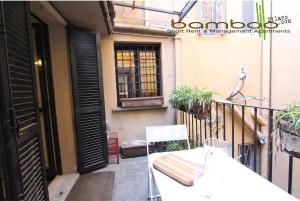 ミラノにあるBamboo Milano Breraのバルコニー(テーブル、椅子付)に面したオープンドア