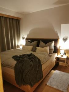 A bed or beds in a room at Das Wipferl - Dein Nest in den Bergen