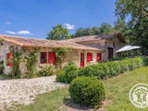 an old stone house with red shutters at Maison charmante près de Montreuil Bellay avec Wifi et Animaux admis - FR-1-622-53 in Brossay