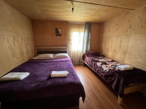 Tempat tidur dalam kamar di Guest House Old Omalo