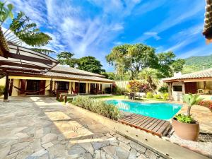 an image of a house with a swimming pool at Casa de temporada estilo rústico - Litoral Norte de SP in São Sebastião