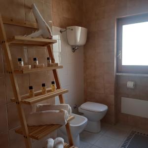 オートラントにあるAppartamento degli Haetheyのバスルーム(トイレ、洗面台付)