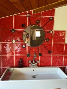een badkamer met een wastafel en een spiegel bij Casa de Lilith in Aren