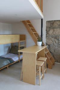ポルトにあるCasas da Corujeiraのデスク、二段ベッドが備わる客室です。