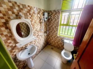 Ванная комната в TWINS VILLA SUITES KIGALI