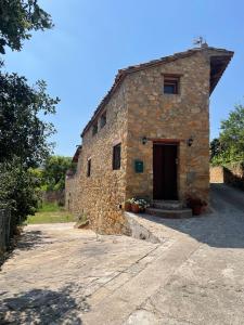 a stone building with a door on the side of it at Casa de Lilith in Aren