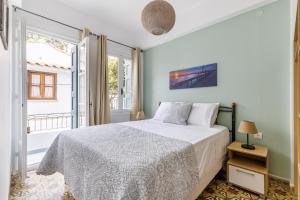 1 dormitorio con cama y ventana en Nikolas house, en Skopelos Town