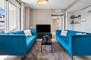Μια τηλεόραση ή/και κέντρο ψυχαγωγίας στο Luxury new apartment city center Estepona - private parking
