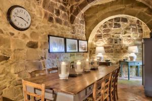 Fotografie z fotogalerie ubytování Casa Mezzodì' - Luxurious 18th C. Farmhouse with Gardens & Pool v destinaci Kerċem