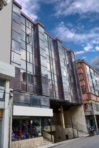 un edificio alto con ventanas en el lateral de una calle en HOTEL SUAREL CENTER, en Duitama