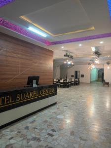vestíbulo de un centro de saibel hotel con sala de conferencias en HOTEL SUAREL CENTER, en Duitama