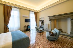 Televízia a/alebo spoločenská miestnosť v ubytovaní Palazzo Sertorio Suites